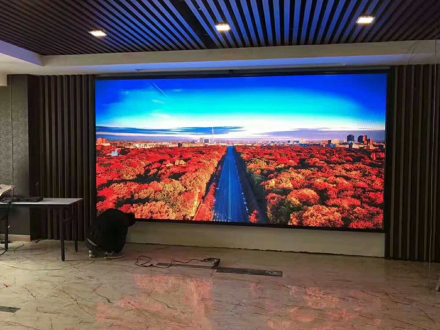 广西桂林室内P2小间距显示屏刷新3840国星封装。